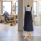 HÖPFNER Schürze am Model in der Werkstatt HÖPFNER Schürze am Model in der Werkstatt