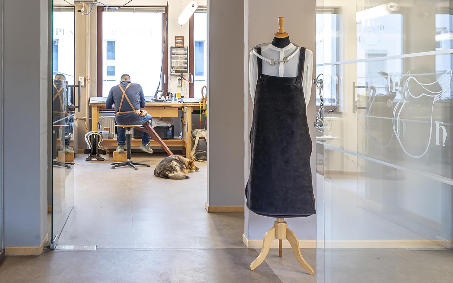 HÖPFNER Schürze am Model in der Werkstatt