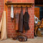 Höpfner Schürzen an Garderobe im Stall Höpfner Schürzen an Garderobe im Stall