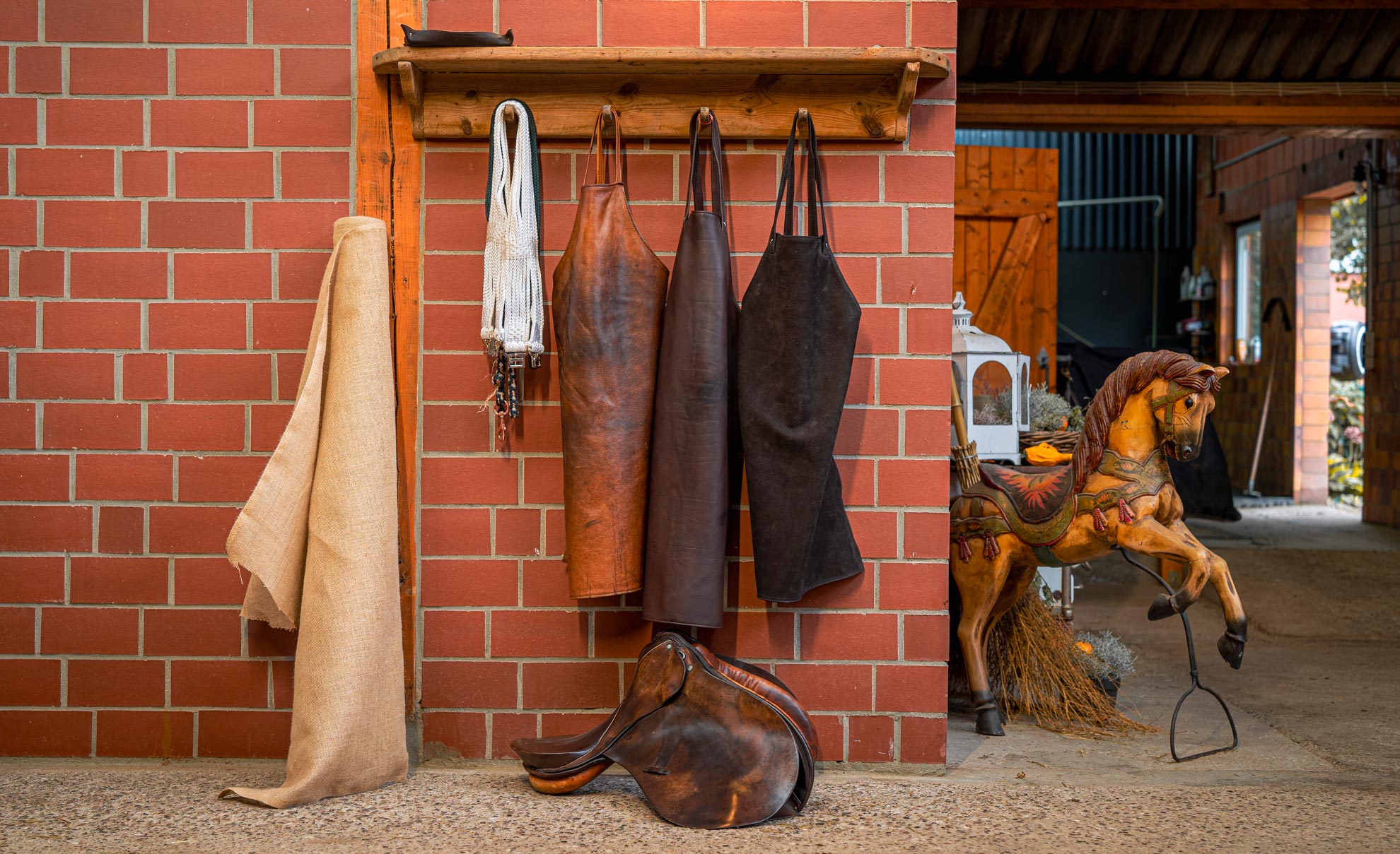Höpfner Schürzen an Garderobe im Stall Höpfner Schürzen an Garderobe im Stall